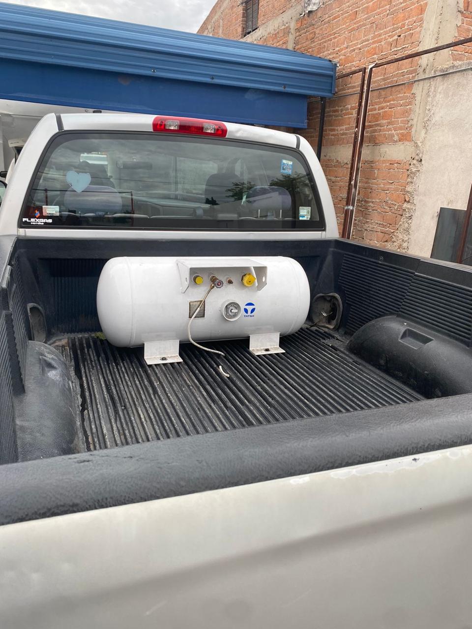 Tanque cilíndrico instalado en la caja de una pickup